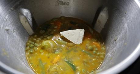 Echamos un quesito del caserío y lo mezclamos con las verduras