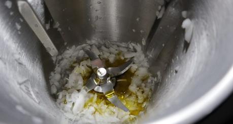 Echamos el aceite junto a los ajos y lo sofreímos todo