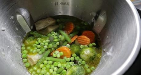 Echamos las verduras en la jarra y las vamos a cocer todo junto