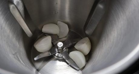 Echamos los ajos en la jarra y los picamos