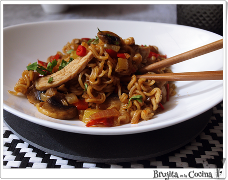 Noodles con verduritas y cerdo