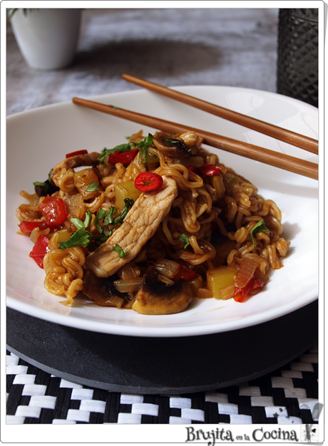 Noodles con verduritas y cerdo