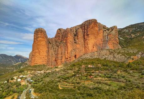Mallos de Riglos y Agüero Mallos de Riglos y Agüero