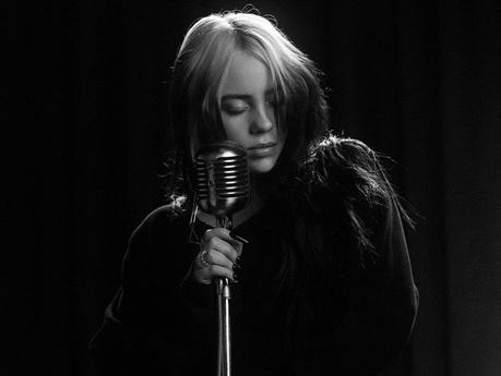 Billie Eilish, muy clásica cantando para James Bond