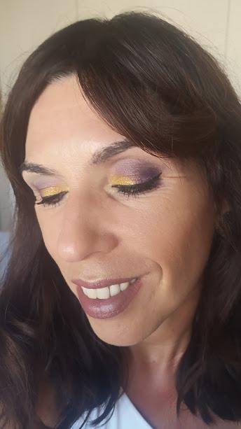 look morado y dorado
