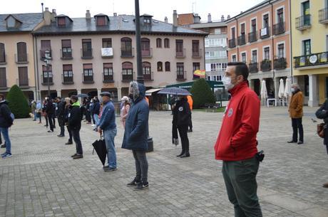 El sector de la cultura berciana activa la #alertaroja movilizándose en la plaza del Ayuntamiento de Ponferrada