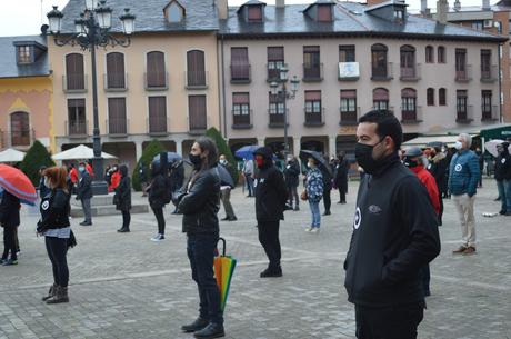 El sector de la cultura berciana activa la #alertaroja movilizándose en la plaza del Ayuntamiento de Ponferrada