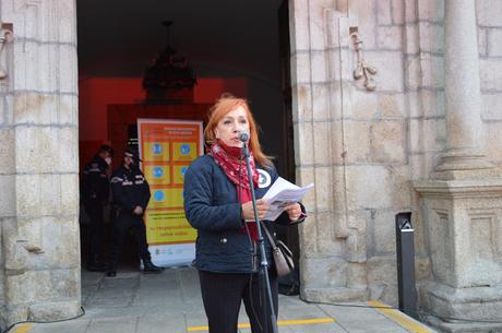 El sector de la cultura berciana activa la #alertaroja movilizándose en la plaza del Ayuntamiento de Ponferrada