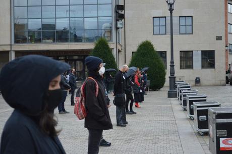 El sector de la cultura berciana activa la #alertaroja movilizándose en la plaza del Ayuntamiento de Ponferrada