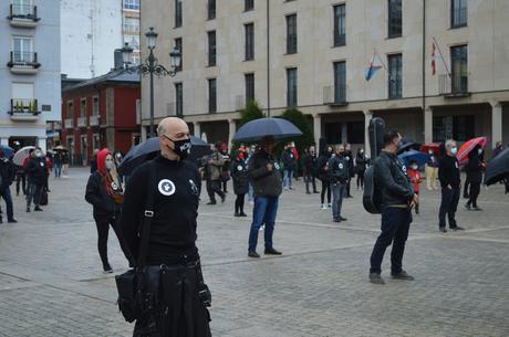 El sector de la cultura berciana activa la #alertaroja movilizándose en la plaza del Ayuntamiento de Ponferrada