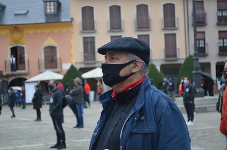 El sector de la cultura berciana activa la #alertaroja movilizándose en la plaza del Ayuntamiento de Ponferrada