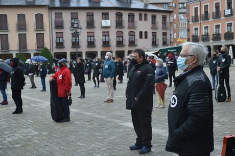 El sector de la cultura berciana activa la #alertaroja movilizándose en la plaza del Ayuntamiento de Ponferrada
