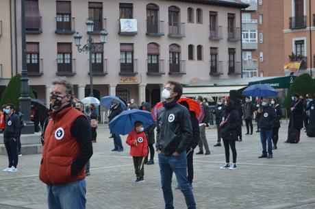 El sector de la cultura berciana activa la #alertaroja movilizándose en la plaza del Ayuntamiento de Ponferrada