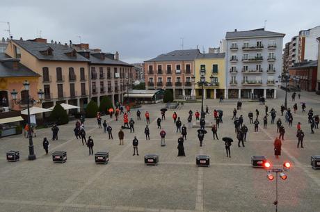 El sector de la cultura berciana activa la #alertaroja movilizándose en la plaza del Ayuntamiento de Ponferrada