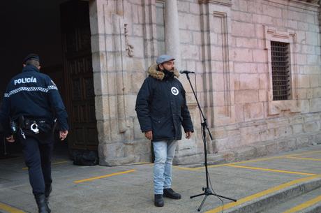 El sector de la cultura berciana activa la #alertaroja movilizándose en la plaza del Ayuntamiento de Ponferrada