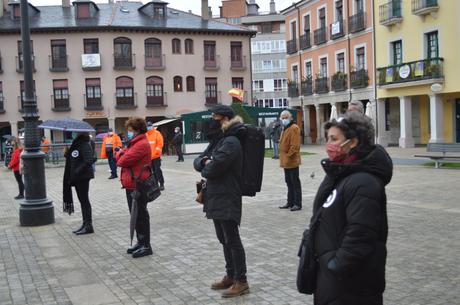 El sector de la cultura berciana activa la #alertaroja movilizándose en la plaza del Ayuntamiento de Ponferrada