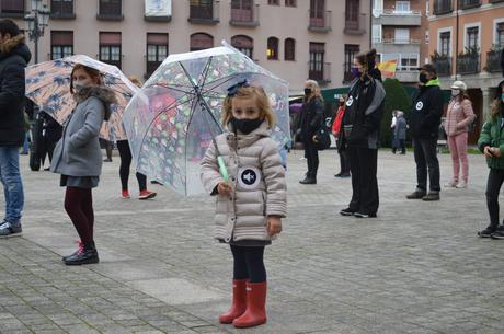 El sector de la cultura berciana activa la #alertaroja movilizándose en la plaza del Ayuntamiento de Ponferrada