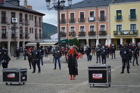El sector de la cultura berciana activa la #alertaroja movilizándose en la plaza del Ayuntamiento de Ponferrada