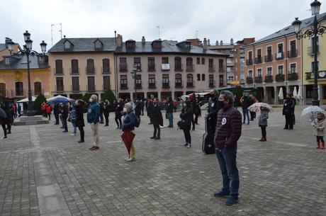 El sector de la cultura berciana activa la #alertaroja movilizándose en la plaza del Ayuntamiento de Ponferrada