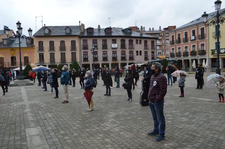 El sector de la cultura berciana activa la #alertaroja movilizándose en la plaza del Ayuntamiento de Ponferrada