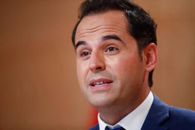 El rifirrafe de Ayuso empuja a Madrid al precipicio… y Felipe VI, encantado con la derecha.