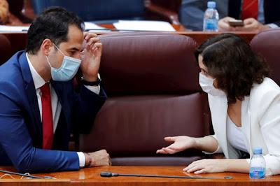 El rifirrafe de Ayuso empuja a Madrid al precipicio… y Felipe VI, encantado con la derecha.