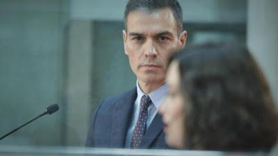 El rifirrafe de Ayuso empuja a Madrid al precipicio… y Felipe VI, encantado con la derecha.