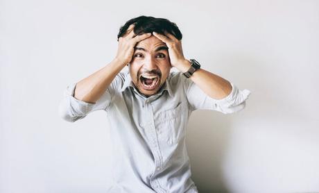 Hombre gritando