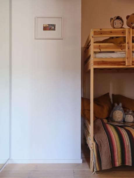 wooden kitchen vintage furniture vintage scandinavian vintage penthouse scandinavian vintage planta abierta open kitchen open concept nordic kitchen muebles madera natural hardwood floor estilo nórdico vintage dormitorio infantil con literas distribución ático duplex distribución abierta cocina abierta chimenea cerámica sueca altillo en ático  