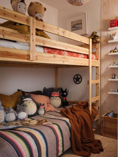 wooden kitchen vintage furniture vintage scandinavian vintage penthouse scandinavian vintage planta abierta open kitchen open concept nordic kitchen muebles madera natural hardwood floor estilo nórdico vintage dormitorio infantil con literas distribución ático duplex distribución abierta cocina abierta chimenea cerámica sueca altillo en ático  