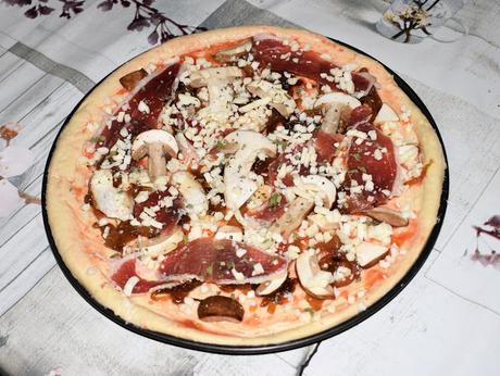 Pizza con Boletus, Cebolla caramelizada y Jamón Ibérico