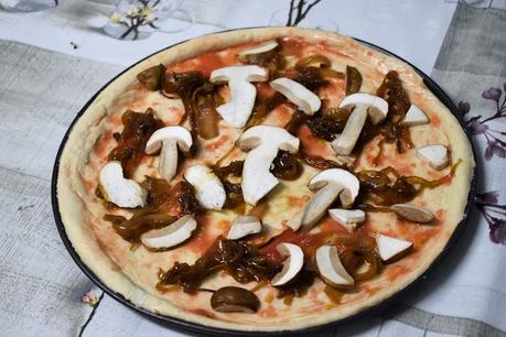 Pizza con Boletus, Cebolla caramelizada y Jamón Ibérico