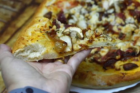 Pizza con Boletus, Cebolla caramelizada y Jamón Ibérico