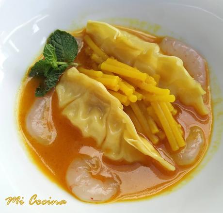 DIM SUM DE PESCADO AL AROMA DE FINO AMONTILLADO EN CAZUELA DE FIDEOS CON GAMBAS Y ROSADA. DIM SUM DE PESCADO AL AROMA DE FINO AMONTILLADO EN CAZUELA DE FIDEOS CON GAMBAS Y ROSADA.