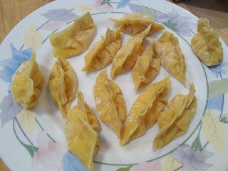 DIM SUM DE PESCADO AL AROMA DE FINO AMONTILLADO EN CAZUELA DE FIDEOS CON GAMBAS Y ROSADA. DIM SUM DE PESCADO AL AROMA DE FINO AMONTILLADO EN CAZUELA DE FIDEOS CON GAMBAS Y ROSADA.