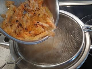 DIM SUM DE PESCADO AL AROMA DE FINO AMONTILLADO EN CAZUELA DE FIDEOS CON GAMBAS Y ROSADA. DIM SUM DE PESCADO AL AROMA DE FINO AMONTILLADO EN CAZUELA DE FIDEOS CON GAMBAS Y ROSADA.