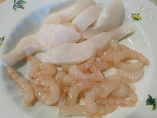 DIM SUM DE PESCADO AL AROMA DE FINO AMONTILLADO EN CAZUELA DE FIDEOS CON GAMBAS Y ROSADA. DIM SUM DE PESCADO AL AROMA DE FINO AMONTILLADO EN CAZUELA DE FIDEOS CON GAMBAS Y ROSADA.