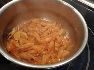 DIM SUM DE PESCADO AL AROMA DE FINO AMONTILLADO EN CAZUELA DE FIDEOS CON GAMBAS Y ROSADA. DIM SUM DE PESCADO AL AROMA DE FINO AMONTILLADO EN CAZUELA DE FIDEOS CON GAMBAS Y ROSADA.
