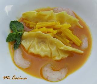 DIM SUM DE PESCADO AL AROMA DE FINO AMONTILLADO EN CAZUELA DE FIDEOS CON GAMBAS Y ROSADA. DIM SUM DE PESCADO AL AROMA DE FINO AMONTILLADO EN CAZUELA DE FIDEOS CON GAMBAS Y ROSADA.