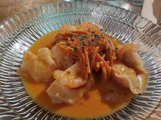 DIM SUM DE PESCADO AL AROMA DE FINO AMONTILLADO EN CAZUELA DE FIDEOS CON GAMBAS Y ROSADA. DIM SUM DE PESCADO AL AROMA DE FINO AMONTILLADO EN CAZUELA DE FIDEOS CON GAMBAS Y ROSADA.