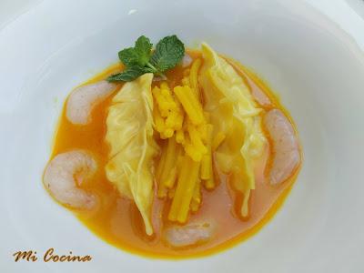 DIM SUM DE PESCADO AL AROMA DE FINO AMONTILLADO EN CAZUELA DE FIDEOS CON GAMBAS Y ROSADA. DIM SUM DE PESCADO AL AROMA DE FINO AMONTILLADO EN CAZUELA DE FIDEOS CON GAMBAS Y ROSADA.
