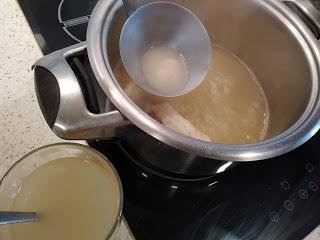 DIM SUM DE PESCADO AL AROMA DE FINO AMONTILLADO EN CAZUELA DE FIDEOS CON GAMBAS Y ROSADA. DIM SUM DE PESCADO AL AROMA DE FINO AMONTILLADO EN CAZUELA DE FIDEOS CON GAMBAS Y ROSADA.