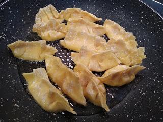 DIM SUM DE PESCADO AL AROMA DE FINO AMONTILLADO EN CAZUELA DE FIDEOS CON GAMBAS Y ROSADA. DIM SUM DE PESCADO AL AROMA DE FINO AMONTILLADO EN CAZUELA DE FIDEOS CON GAMBAS Y ROSADA.