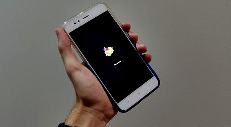 Así puedes volver a encender un móvil Android que se queda «atascado» Así puedes volver a encender un móvil Android que se queda «atascado»