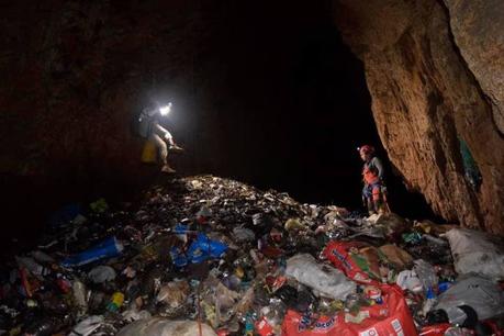 Cuevas de la Sierra de Álvarez: llenas de basura