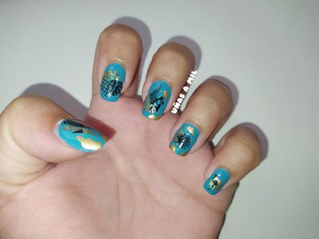 Diseño de uñas tropical en azul turquesa