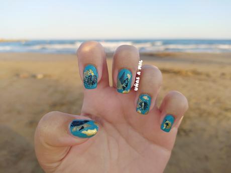 Diseño de uñas tropical en azul turquesa