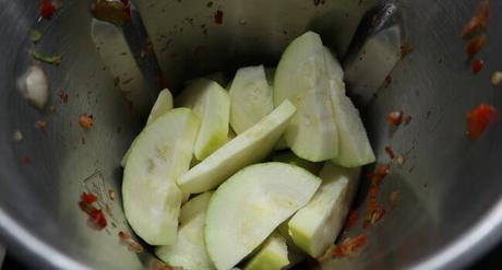 Pisto con Mambo Echamos en el vaso el calabacín y picamos todo junto