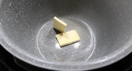 Echamos la mantequilla en la cubeta y la derretimos