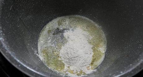 Echamos la harina y mezclamos con la mantequilla derretida